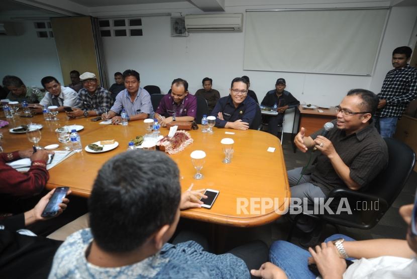 Wapemred Republika Nur Hasan Murtiaji  memberikan pemaparan  saat diskusi dengan pemerintah dan media Kota Sawahlunto  saat  melakukan kunjungan ke kantor Republika, Selasa (30/1).