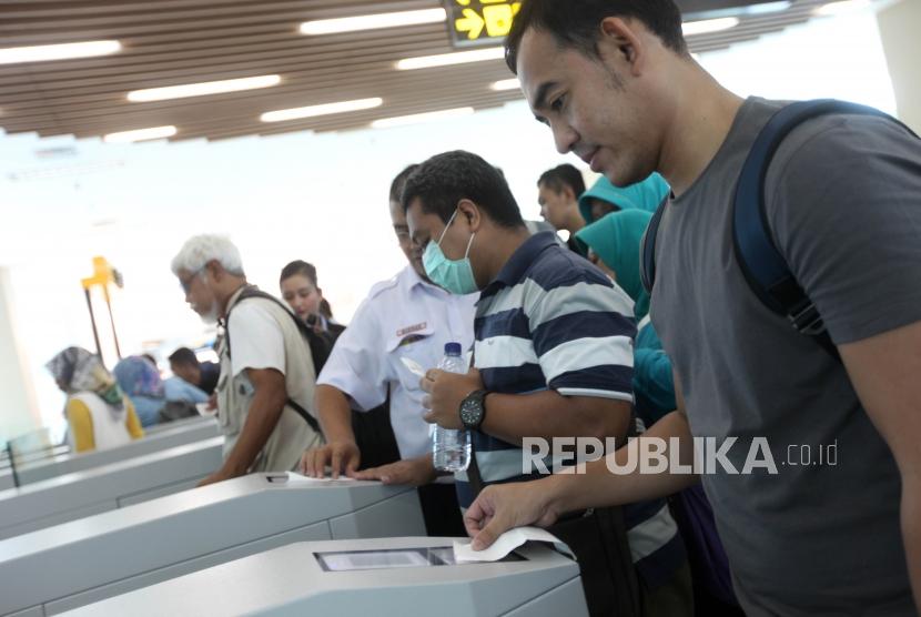 Warga melakukan pengecekan tiket kereta api.