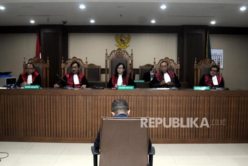 Terdakwa kasus suap kepada auditor BPK Sigit Yugoharto, Setia Budi saat menjalani sidang pembacaan tuntutan di Pengadilan Tipikor, Jakarta, Selasa (13/2).