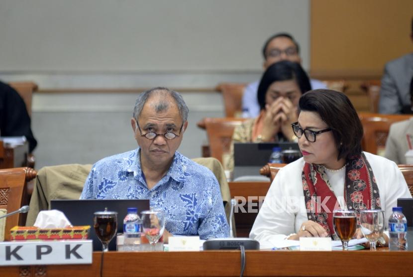 Ketua KPK Agus Raharjo (kiri) didampingi Wakil Ketua KPK Basaria Panjaitan mengikuti rapat dengar pendapat dengan Komisi III DPR di Kompleks Parlemen Senayan, Jakarta, Senin(12/2).