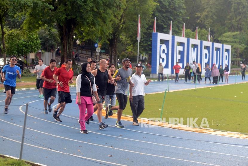 Warga saat berolahraga di lintasan lari Lapangan Sempur, Kota Bogor, Jawa Barat, Senin (12/11).