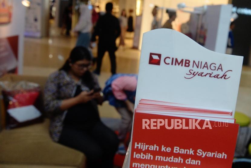 Nasabah mencari informasi perbankan syariah di booth Bank CIMB Niaga Syariah, Jakarta, Ahad (19/11).