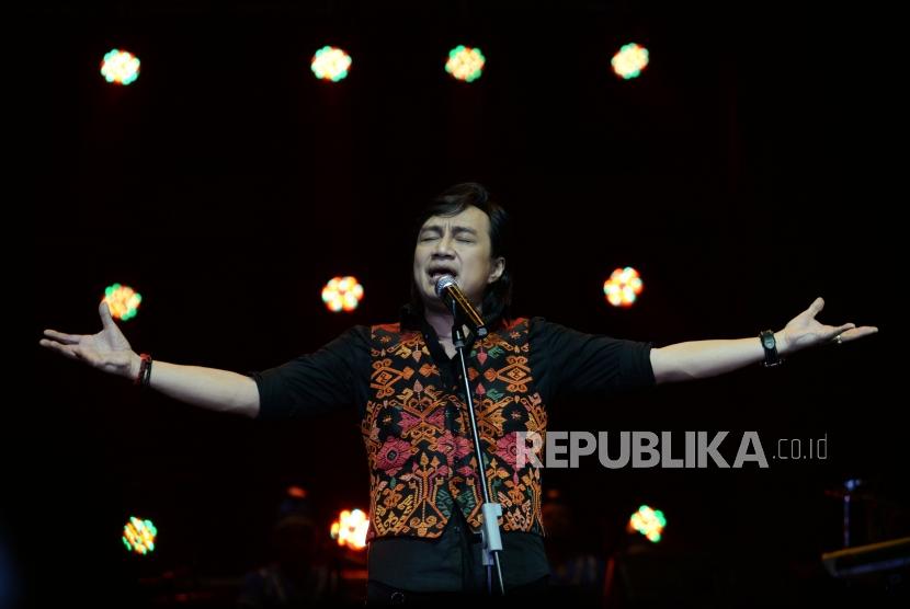 Penampilan Vokalis  Kla Project, Katon Bagaskara dalam konser  yang bertajuk Karunia Semesta di Jakarta, Convention Center, Jakarta, Kanmis (6/12).