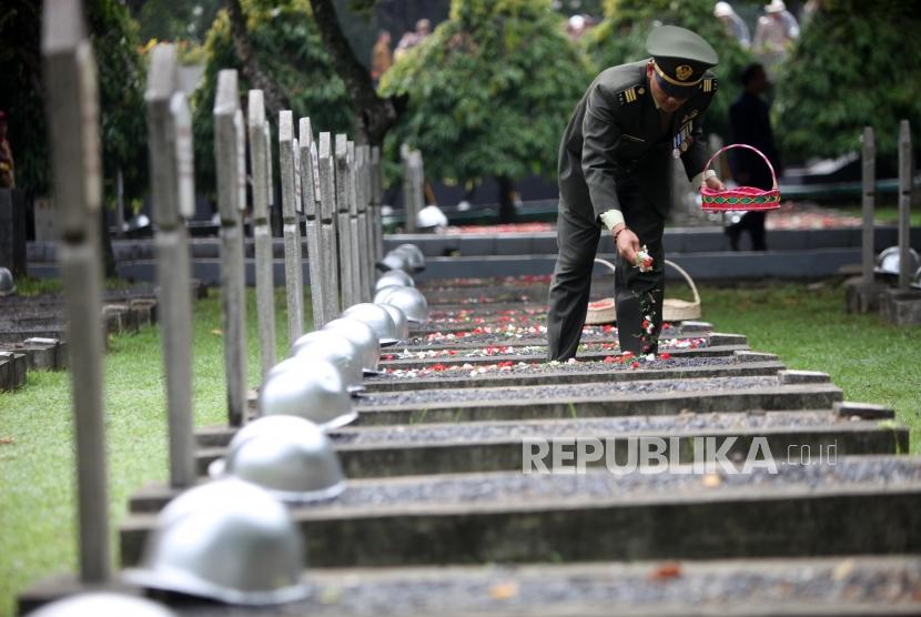 Anggota TNI melakukan tabur bunga seusai mengikuti Upacara Ziarah Nasional dalam rangka peringatan Hari Pahlawan 10 November di Taman Makam Pahlawan Nasional Utama Kalibata, Jakarta, Sabtu (10/11).