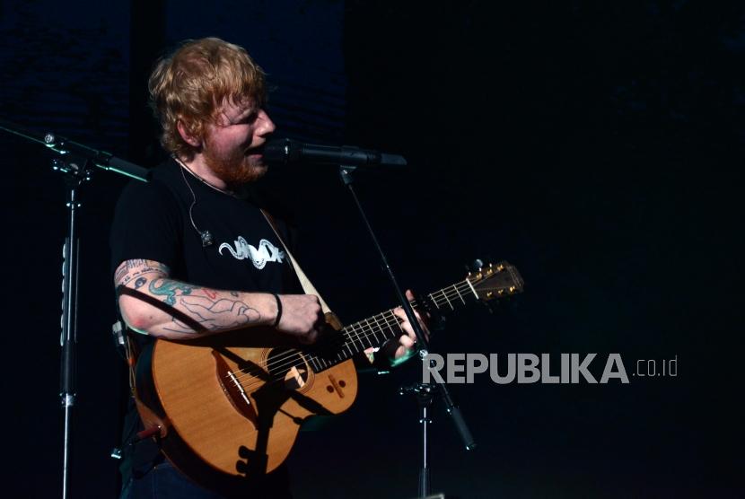 Penyanyi asal Inggris, Ed Sheraan saat tampil pada konser bertajuk Ed Sheeran Divide World Tour 2019 di Stadion Utama Gelora Bung Karno, Jakarta, Jumat (3/5).