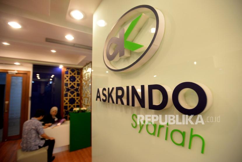 Karyawan melayani nasabah di Kantor Askrindo Syariah, Jakarta. 