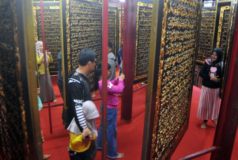 Wisatawan berkunjung ke destinasi wisata halal, Al-Quran Al-Akbar, Palembang, Sumatera Selatan. Badan Pusat Statistik (BPS) mencatat tidak ada wisatawan mancanegara yang berkunjung ke Sumatera Selatan melalui pintu masuk Bandara Sultan Mahmud Badaruddin II Palembang selama Juni 2020.