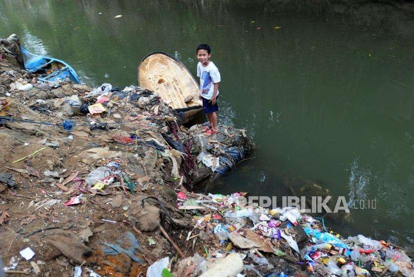 Anak-anak bermain di aliran Sungai Ciliwung yang tercemar oleh sampah di kawasan Kebon Baru, Tebet, Jakarta. ilustrasi