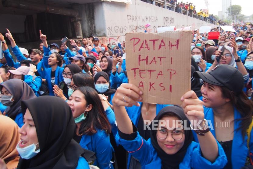 POSTER. Mahasiswa membawa poster bergerak menuju Gedung DPR  sesaat sebelum aksi di depan Kompleks Gedung Parlemen RI berakhir dengan bentrok, Selasa (24/9).