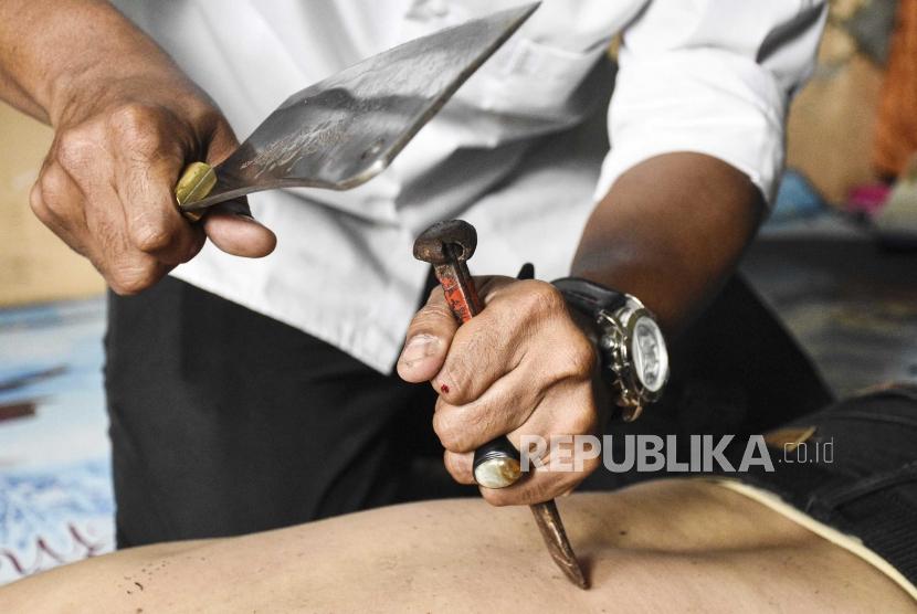 Terapis Decky Ardiansyah (36) melakukan praktik pijat menggunakan pahatan di Balai Rehabilitasi Sosial Penyandang Disabilitas Sensorik Netra Wyata Guna, Kota Bandung, Rabu (13/3/2019).