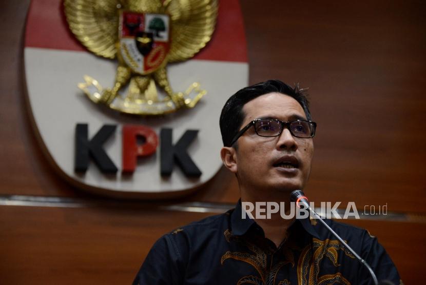 Juru Bicara KPK Febri Diansyah memberikan keterangan saat konferensi pers di Gedung KPK, Jakarta, Selasa (25/6).
