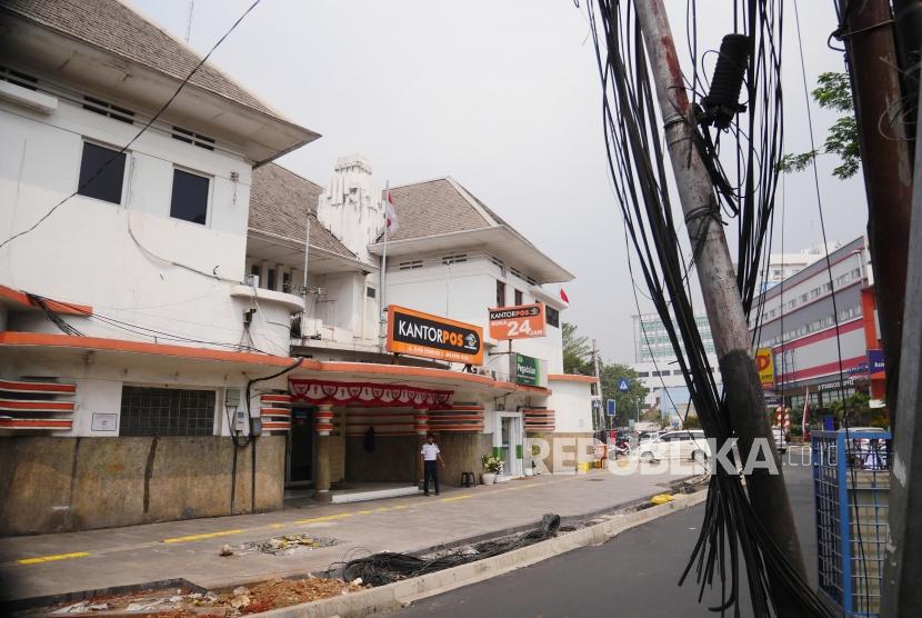 Kabel fiber optik di depan  Kantor Pos Cikini telah dipotong menyisakan tiang kabel, Jakarta, Senin (26/8).