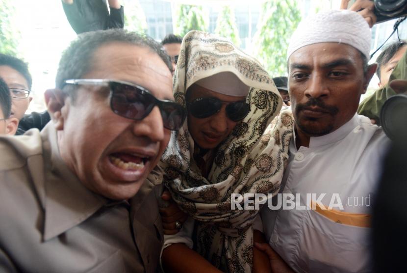 Habib Bahar bin Smith saat tiba untuk menjalani pemeriksaan di Gedung Bareskrim Polri, Jakarta, Kamis (6/12).
