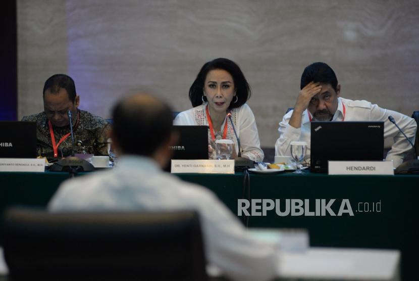 Ketua Pansel Capim KPK Yenti Garnasih (tengah) didampingi anggota pansel memimpin tes wawancara dan uji publik Calon Pimpinan Komisi Pemberantasan Korupsi (Capim KPK) periode 2019-2023 di Kementerian Sekretariat Negara, Jakarta, Selasa (27/8).