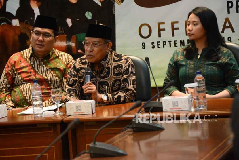 Sekretaris Jenderal Pengurus Besar Nahdlatul Ulama Helmy Faishal (kiri)