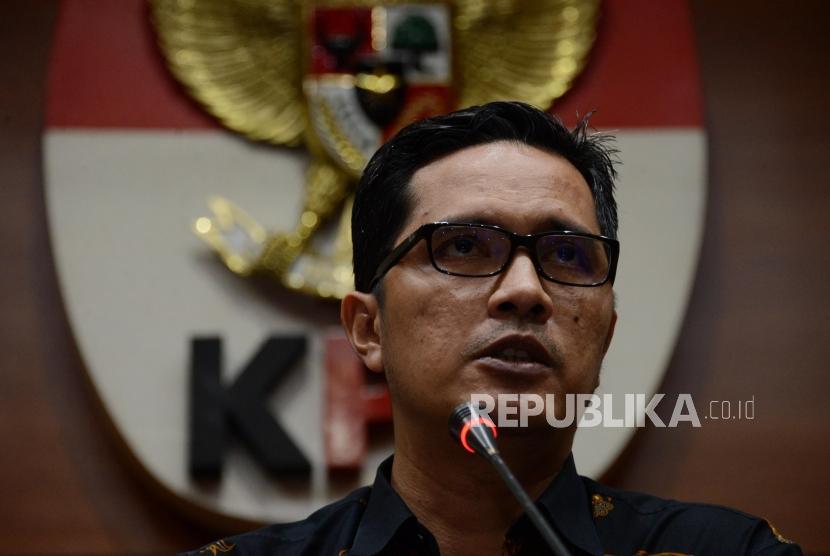 Juru Bicara KPK Febri Diansyah memberikan keterangan saat konferensi pers di Gedung KPK, Jakarta, Selasa (25/6).