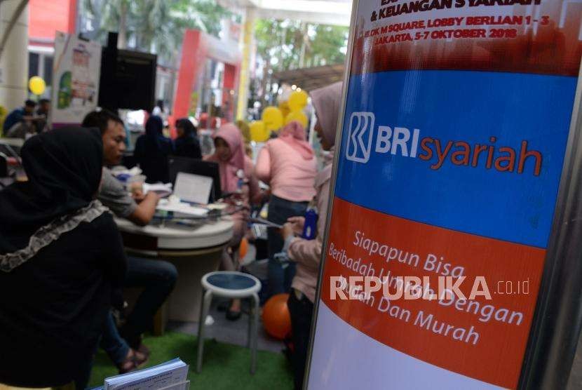 Pengunjung mendapatkan informasi mengenai layanan perbankan syariah disalah satu stand Expo Perbankan dan Keuangan Syariah di Blok M Square, Jakarta, Ahad (7/10).