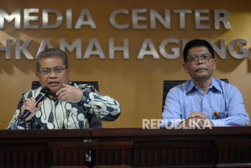 Juru bicara Mahkamah Agung (MA) Andi Samsan Nganro dan Kepala Biro Hukum dan Humas Abdullah memberikan keterangan pers di Media Center MA, Jakarta, Senin (8/7).