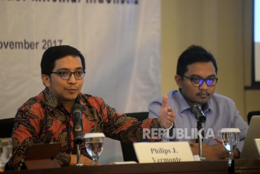 Direktur Eksekutif CSIS Philips J. Vermonte (tengah) dan Peneliti Departemen Politik dan Hubungan International CSIS Arya Fernandes  saat menyampaikan paparan rilis survei nasional mengenai orientasi ekonomi, sosial dan politik generasi milenial Indoneisa di Jakarta, Jumat (3/11).