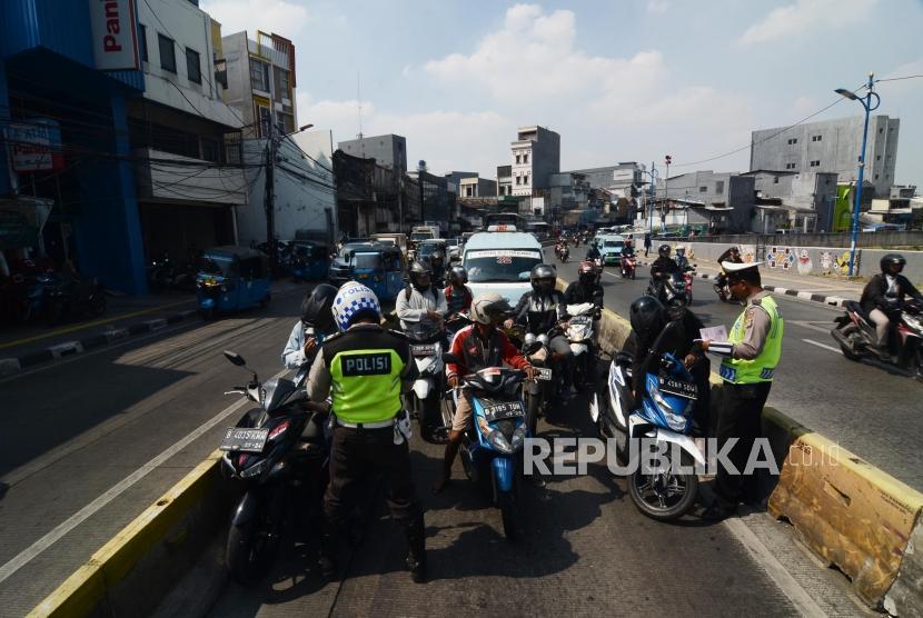 Penindakan Pemotor di Jalur Busway.Sejumlah personel Polisi lalu lintas melakukan penindakan terhadap pengendara motor yang melintasi jalur Busway di Jatinegara Barat,Jakarta Timur (ilustrasi)