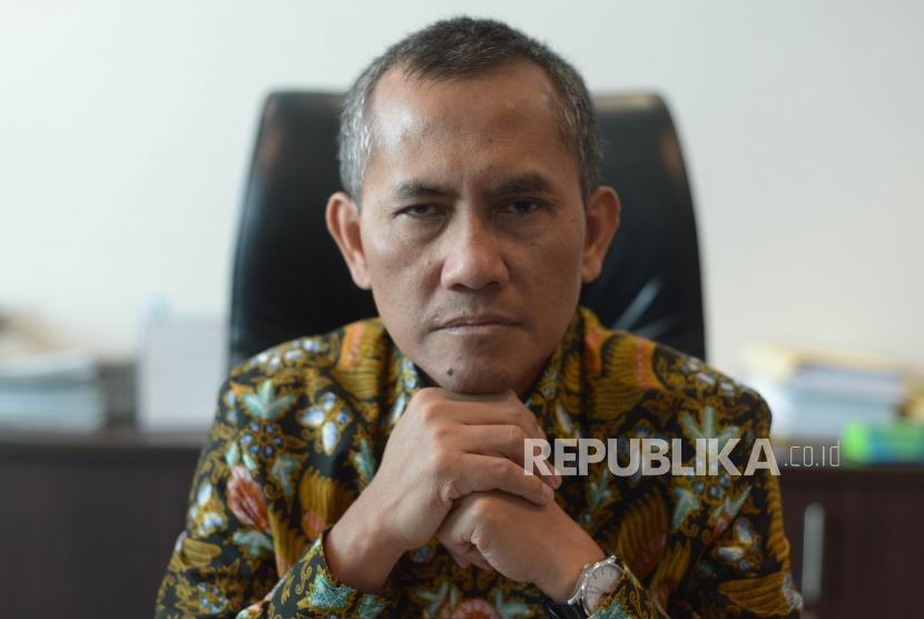Ketua Komisi Yudisial, Jaja Ahmad Jayus melakukan sesi foto bersama Republika di kantor Komisi Yudisial, Jakarta Pusat, Senin (15/10).