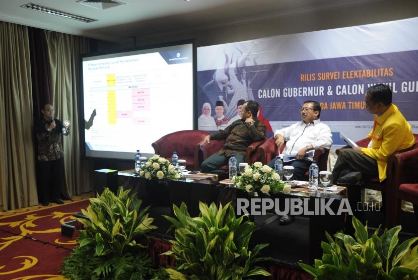 Wasekjen Partai Gokar M Sarmuji , Ketua DPP PDIP Bambang DH , dan Sekjen Partai Berkarya Badaruddin Andi Picunang ( kiri ke kanan) mencermati pemaparan Direktur Eksekutif Charta Politika Yunarto Wijaya  (kiri) tentang  survei Pilkada Jawa Timur yang diprakarsai lembaga survei Charta Politika di Jakarta, Rabu (21/3).