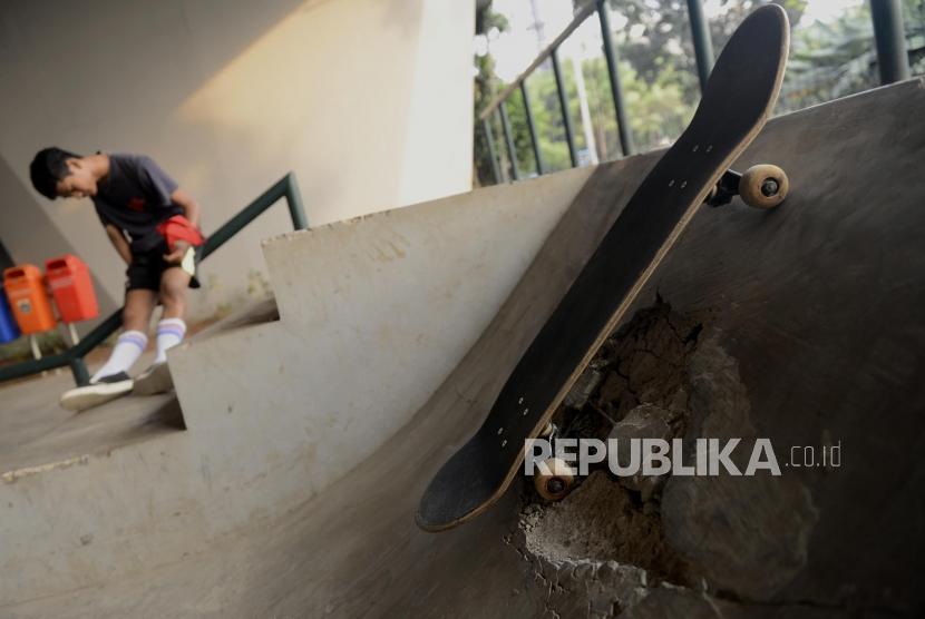 Anak-anak beristirahat usai bermain skateboard di Skatepark Slipi, Jakarta, Kamis (8/8).