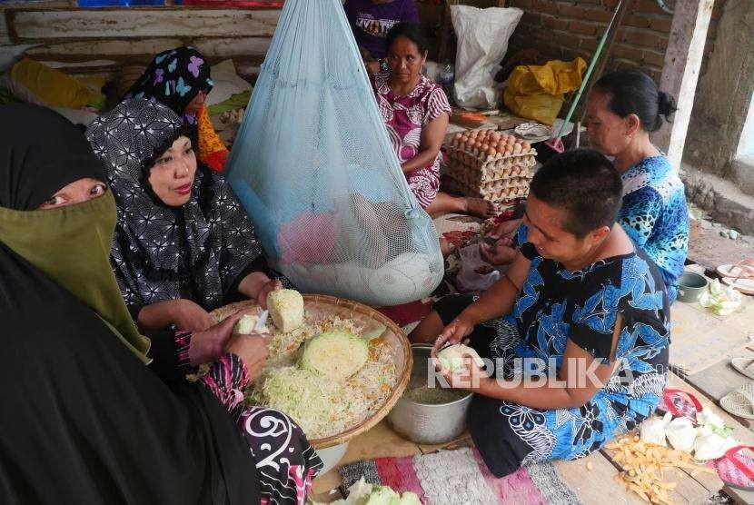 Sejumlah ibu-ibu warga di Desa Salua, Kecamatan Sigi, Sulawesi Tengah,  sedang mengolah bahan makanan untuk dimasak di dapur umum ACT, Kamis (10/10).