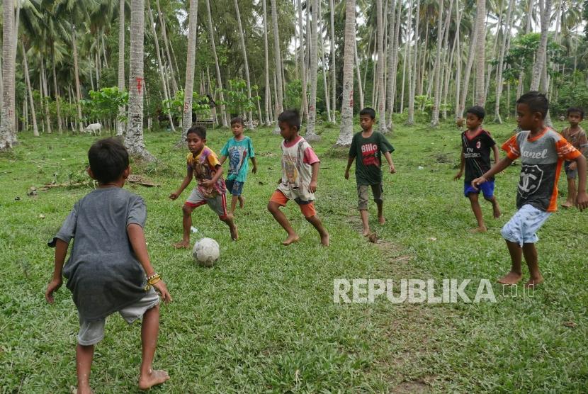 Sejumlah anak korban gempa dan tsunami, bermain sepak bola di lapangan pengungsian di desa Lompio Kabupaten Sirenja, Donggala Sulawesi Tengah, Ahad (14/10).