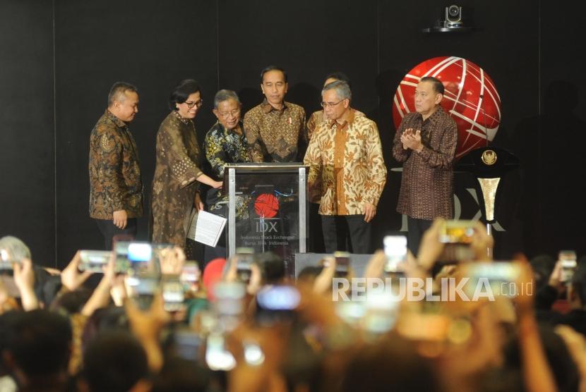 Kepala eksekutif pengawas pasar modal OJK Hoesoen, Mentri Keuangan Sri Mulyani, Mentri Koordinator Bidang Perekonomian Darmin Nasution,Presiden RI Joko Widodo, Ketua OJK Wimboh Santoso, Gubernur BI Agus Martowardojo dari kiri ke kanan melakukan penekanan tombol dalam penutupan bursa efek indonesia tahun 2017 di kantor Bursa Efek Indonesia, Jakarta, Jumat (29/12).