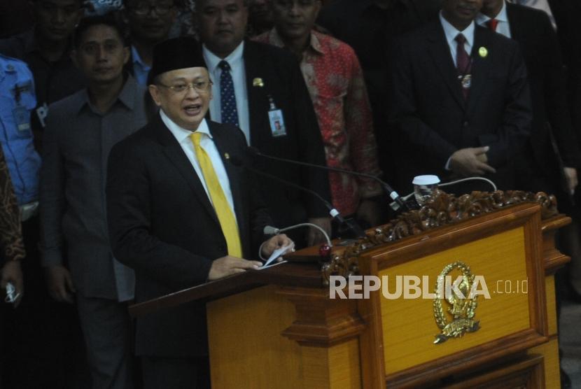 Pidato Ketua DPR RI. Ketua DPR RI baru Bambang Soesatyo memberikan sambutan usai pelantikan Ketua DPR RI baru  di Komplek DPR Ri, Jakarta, Senin (15/1).
