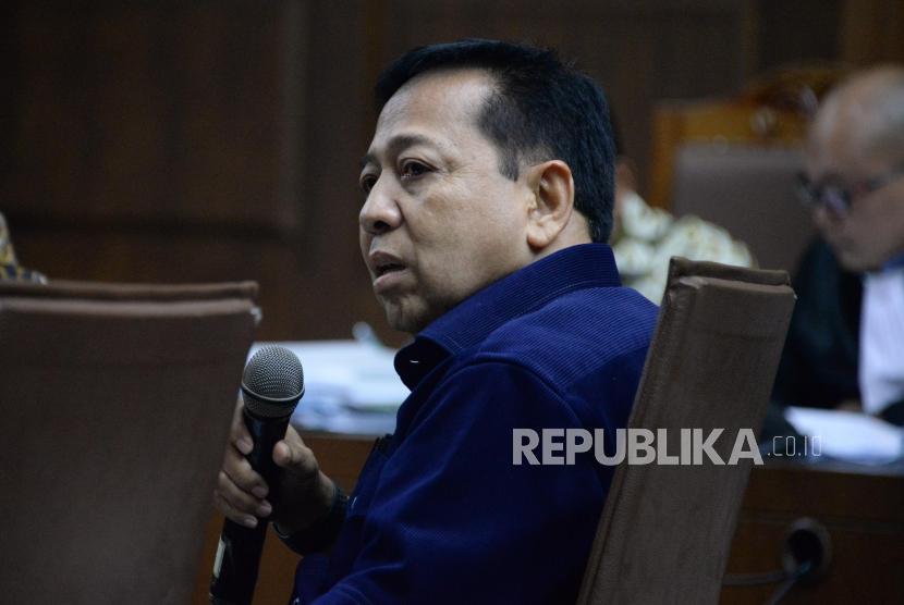 Mantan Ketua DPR Setya Novanto bersaksi dalam sidang kasus suap proyek PLTU Riau-1 dengan terdakwa Idrus Marham di Pengadilan Tipikor, Jakarta, Selasa (19/2).
