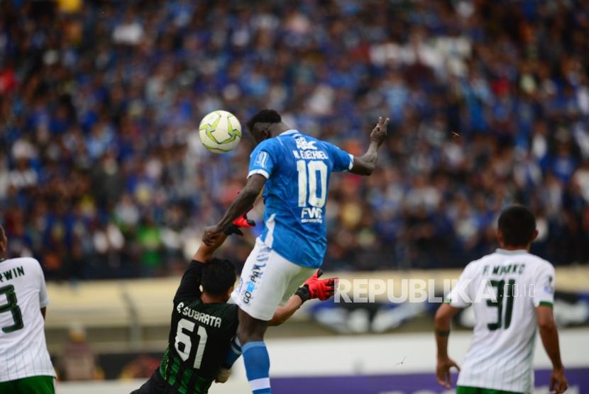 Striker Persib Bandung Ezechiel Ndouasel mencetak gol ke gawang Persiwa Wamena pada pertandingan leg kedua Piala Indonesia babak 32 besar antara Persib Bandung melawan Persiwa Wamena di Stadion si Jalak Harupat, Soreang, Senin (11/2).