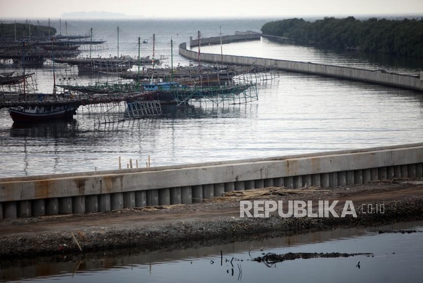 Suasana pembangunan proyek tanggul laut yang masih dalam penyelesaian di Kawasan Muara Baru, Jakarta, Kamis (1/2).