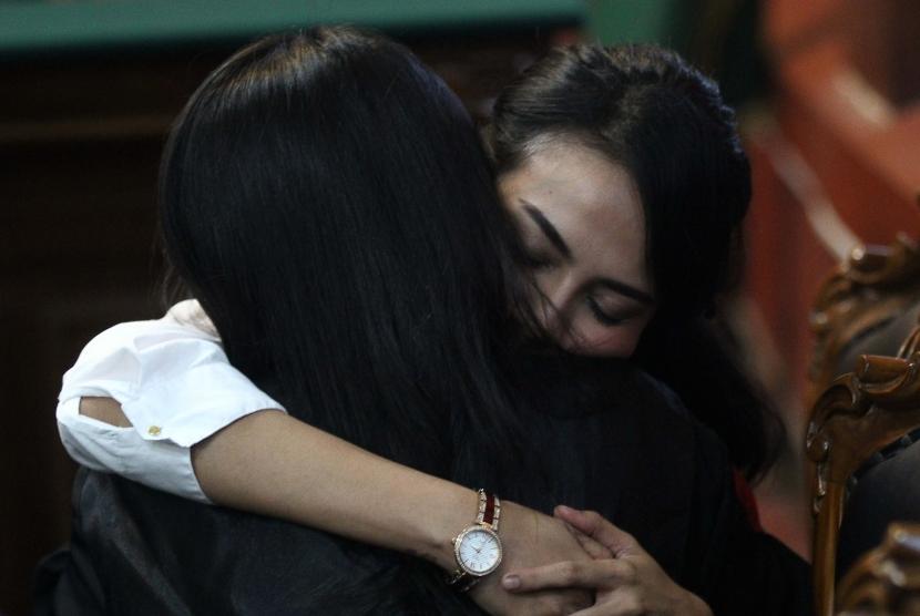 Terdakwa kasus dugaan penyebaran konten asusila Vanessa Angel (kanan) memeluk salah satu tim kuasa hukumnya sesaat sebelum menjalani sidang putusan di Pengadilan Negeri (PN) Surabaya, Jawa Timur, Rabu (26/6/2019).