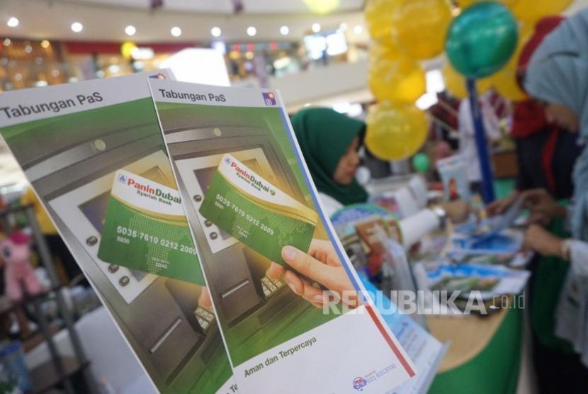 Karyawan Bank Panin Dubai Syariah melayani nasabah pada pameran Keuangan Syariah Fair (KSF) 2017, Cibinong City Mall, Bogor, Jawa Barat, Ahad (29/10). PT Bank Panin Dubai Syariah Tbk sedang menjajaki kerja sama dengan platform digital. 