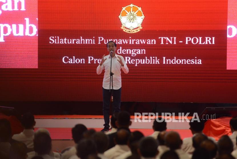 Calon Presiden nomor Urut 01 Joko Widodo bersiap menyampaikan pidato saat deklarasi purnawirawan TNI-Polri di Jiexpo Kemayoran, Jakarta, Ahad (10/2).