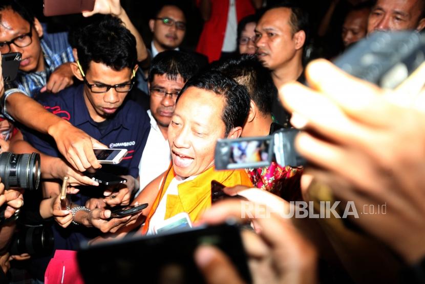 Calon Gubernur terpilih Maluku Utara Ahmad Hidayat Mus berjalan seusai menjalani pemeriksaan di Gedung KPK, Jakarta, Senin (2/7).