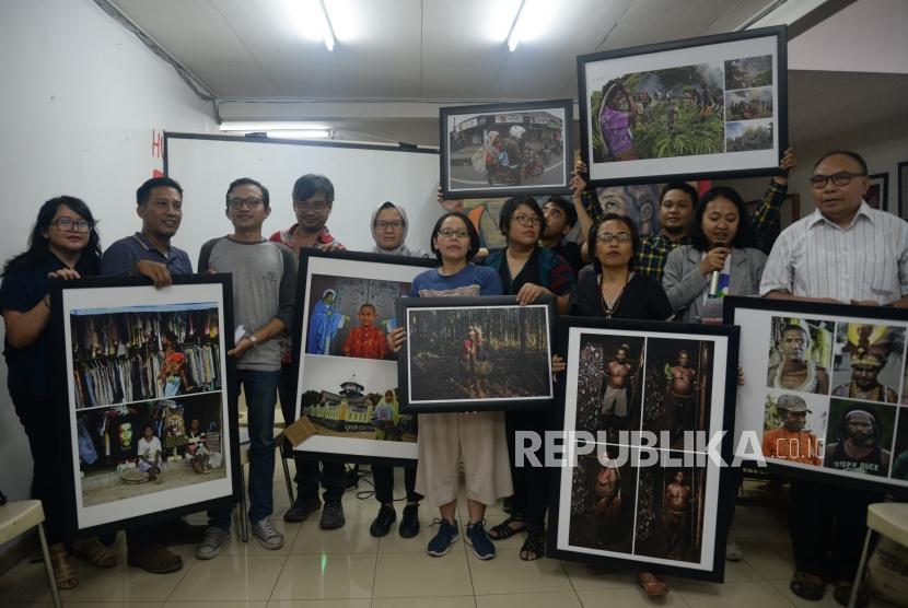 Sejumlah aktivis menunjukan bingkai foto masyarakat Papua usai memberikan keterangan pers di Kantor Kontras, Jakarta, Selasa (20/8).