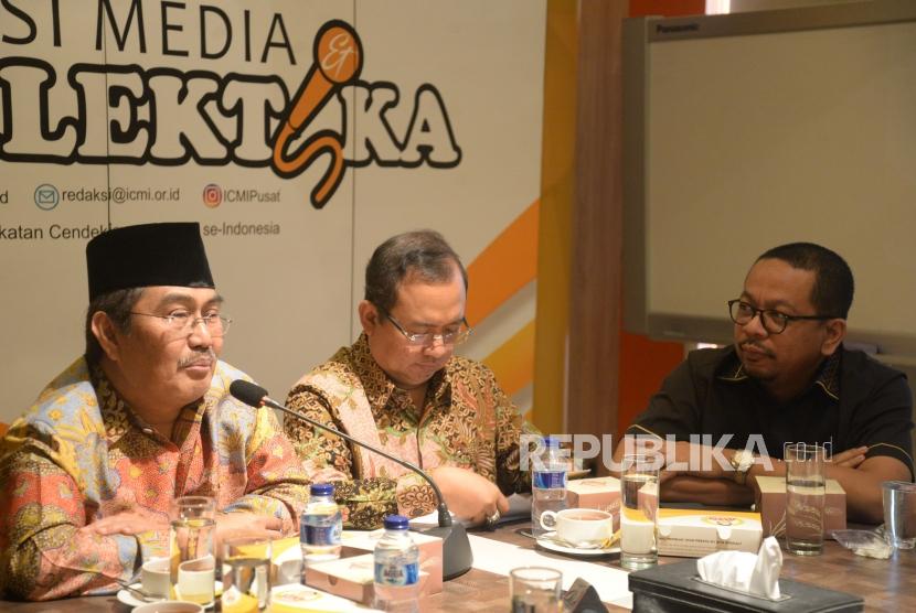 Ketua Umum ICMI Jimly Asshiddiqie (kiri) bersama Wakil Ketua Bidang Politik Dalam Negeri ICMI Priyo Budi Santoso (tengah) dan Direktur Eksekutif Indo Barometer Muhammad Qodari  saat diskusi 