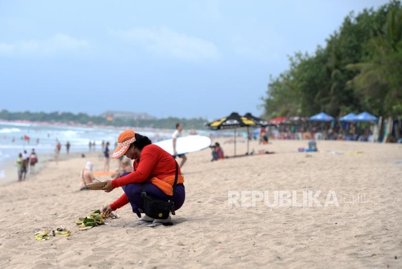 Terdampak Langsung Erupsi. Wisatawan berlibur di Pantai Kuta, Bali, Senin (27/11).