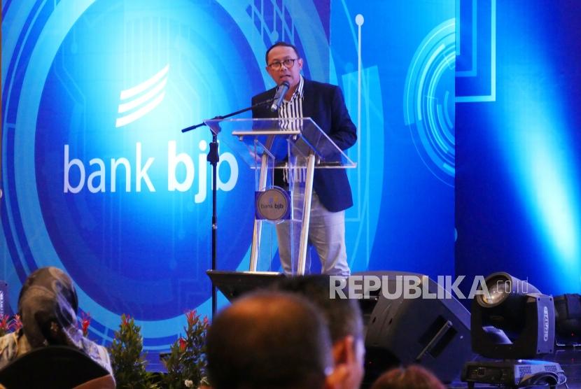 Direktur Kepatuhan dan Manajemen Risiko sekaligus pelaksana tugas Direktur Utama Bank BJB Agus Mulyana menyampaikan sambutan pada Business Review Bank BJB Kuartal IV, di Hotel Crowne Plaza Bandung, Kota Bandung, Rabu (23/1).