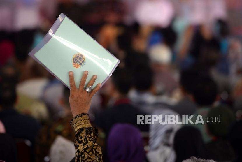 Pembagian Sertippikat Tanah. Warga mengangkat sertipikat tanah pada Penyerahan Sertipikat Tanah Untuk Rakyat di Depok, Jawa Barat, Kamis (27/9).
