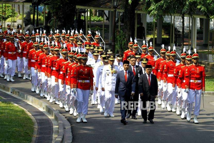 Pelantikan Kepala Daerah. Presiden Joko Widodo bersama Wapres Jusuf Kalla dan Gubernur saat kirab sebelum pelantikan di Istana Negara, Jakarta, Rabu (5/9).