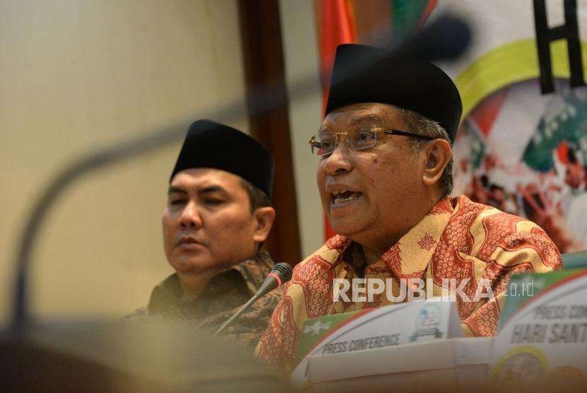 Ketua Umum PBNU Said Aqil Siroj didampingi Sekjen PBNU Helmy Faishal Zaini memberikan keterangan terkait pelaksanaan Hari Santri Nasional 2018 di Kantor PBNU, Jakarta, Rabu (12/9).