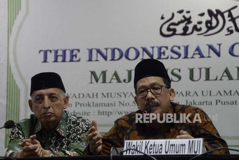 Wakil Ketua Umum MUI, Zainut Tauhid (kanan) memberikan keterangan usai Rapat Pimpinan MUI di Kantor MUI, Jakarta, Selasa (2/7).