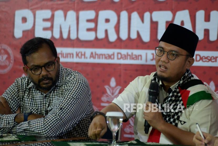 Ketua Umum PP Pemuda Muhammadiyah Dahnil Anzar Simanjuntak (kanan) bersama Aktifis HAM dan Anti Korupsi Haris Azhar (Ilustrasi)