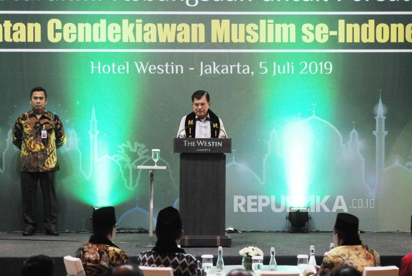 Silaturahmi ICMI. Wakil Presiden Indonesia Jusuf Kalla memberi sambutan pada acara SIlaturahmi pengurus Ikatan Cendekiawan Muslim se-Indonesia (ICMI) di Jakarta Selatan, Jum'at (5/7).