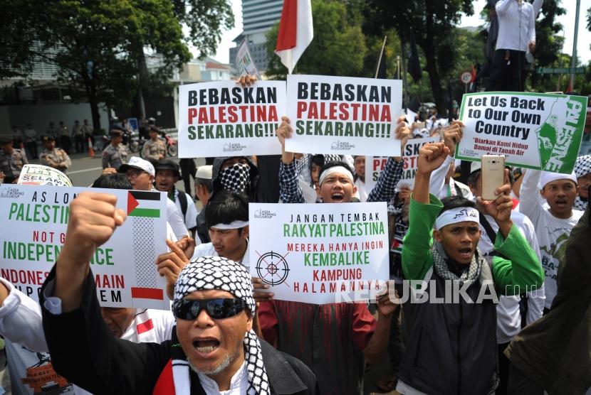 Peserta aksi damai  yang tergabung dari Al- Aqsa Working Group melakukan aksi damai di  depan kantor kedutaan duta besar Amerika Serikat di Jakarta, Selasa (3/4).