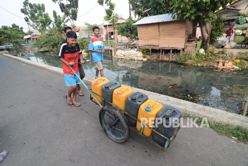  Kurangnnya Pasokan Air Bersih. Sejumlah warga sekitar Kali Maja membawa dirigen air bersih untuk kebutuhan sehari-hari di Kalideres, Jakarta Barat, Senin (24/6).
